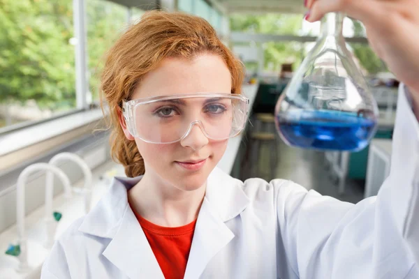 Věda student drží baňky — Stock fotografie