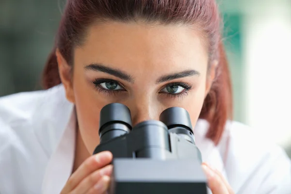 Close up de um cientista posando com um microscópio — Fotografia de Stock