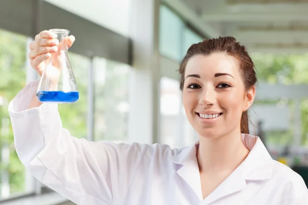 Aranyos tudomány diák holding egy Erlemeyer lombik — Stock Fotó