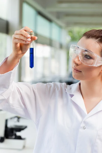 Portrait of a female science student looking at a test tube — Stock Photo, Image