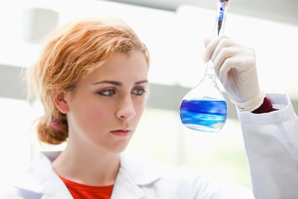 Estudiante de ciencias mezclando líquidos — Foto de Stock