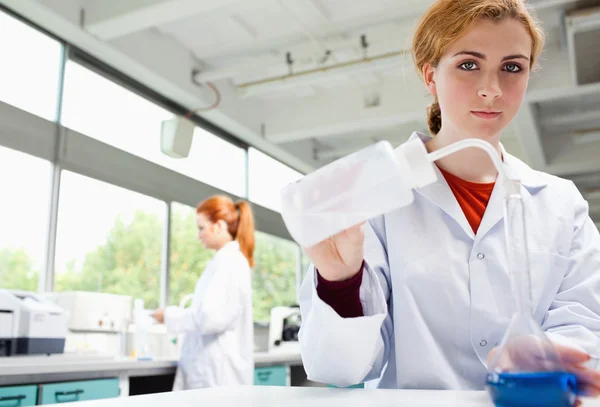 Çalışan kadın bilimi öğrencileri — Stok fotoğraf