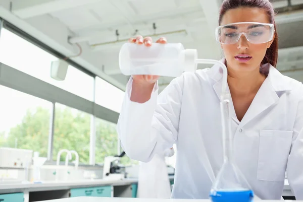 女性科学学生の液体を注ぐ — ストック写真