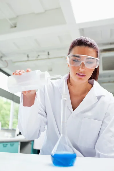 液体を注ぐ女性科学学生の肖像画 — ストック写真