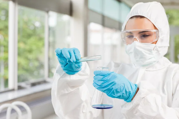 Skyddade kvinnliga forskare hälla vätska — Stockfoto