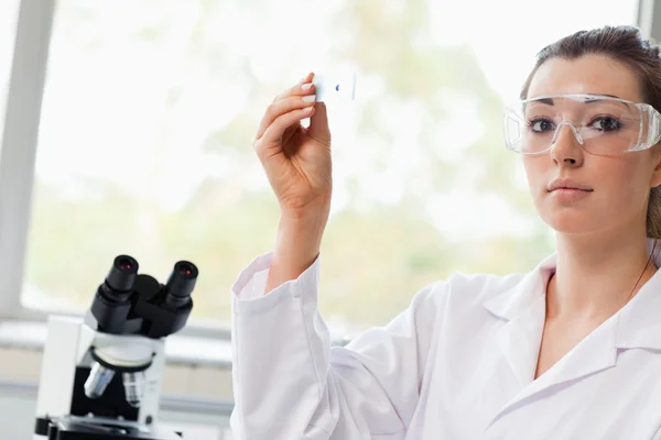 Krásná věda student drží mikroskopické sklíčko — Stock fotografie