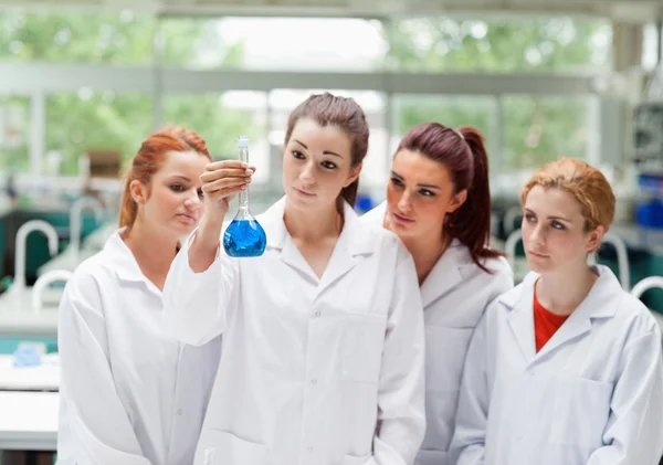 Aranyos tudomány diákok látszó-on egy lombik — Stock Fotó