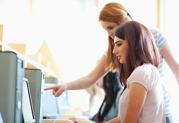 Young woman helping her friend — Stock Photo, Image