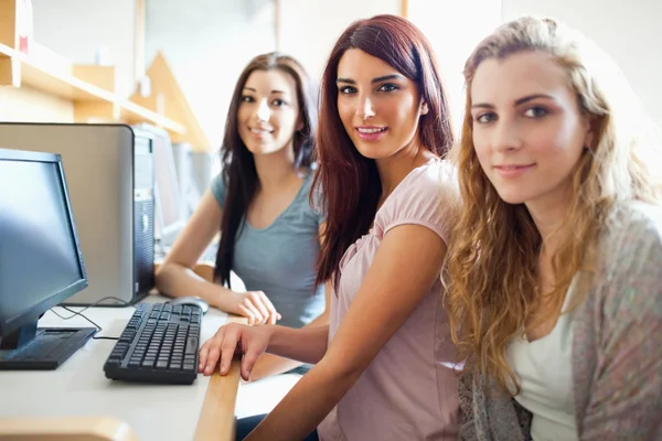 Schattig medestudenten poseren met een computer — Stockfoto
