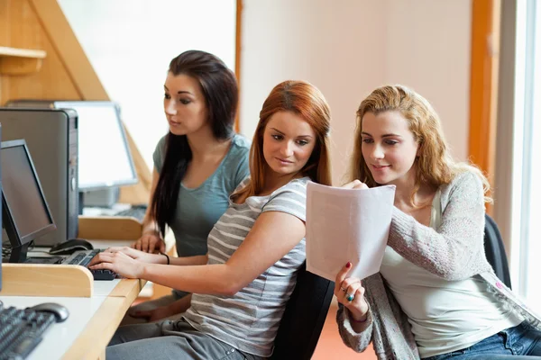 Student ukazující její poznámky k její spolužák — Stock fotografie