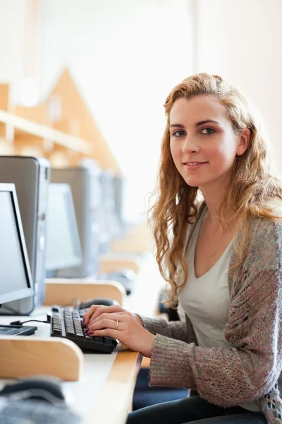 Retrato de um estudante bonito posando com um computador — Fotografia de Stock