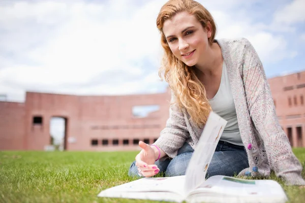 Woman posing with a book — Stock Photo, Image