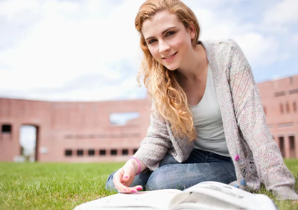 Ung kvinna poserar med en bok — Stockfoto