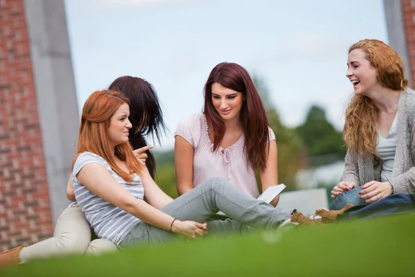 Friends having a good time — Stock Photo, Image