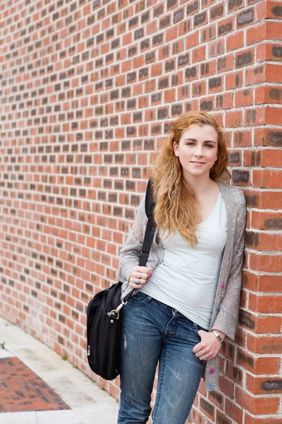 Porträt einer niedlichen Studentin im Stehen — Stockfoto