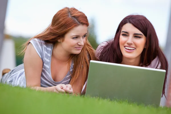 Jonge vrouwen die werken met een laptop — Stockfoto