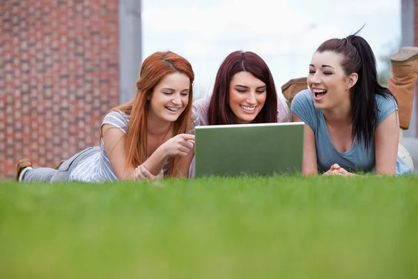 Skrattar kvinnorna använder en bärbar dator — Stockfoto