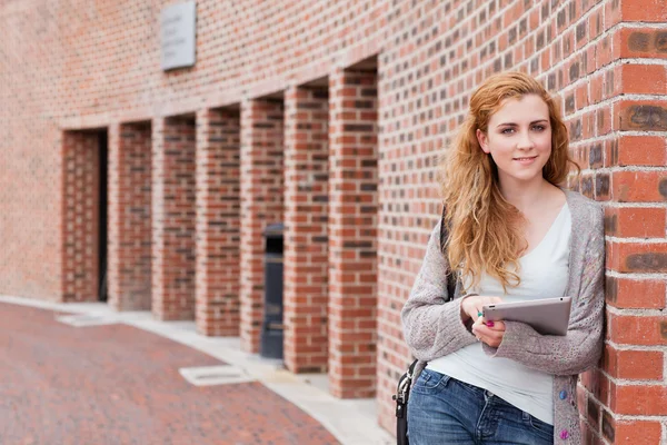 Estudante com um computador tablet — Fotografia de Stock