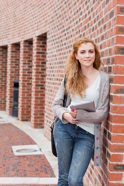 Porträt einer Studentin mit einem Tablet-Computer — Stockfoto