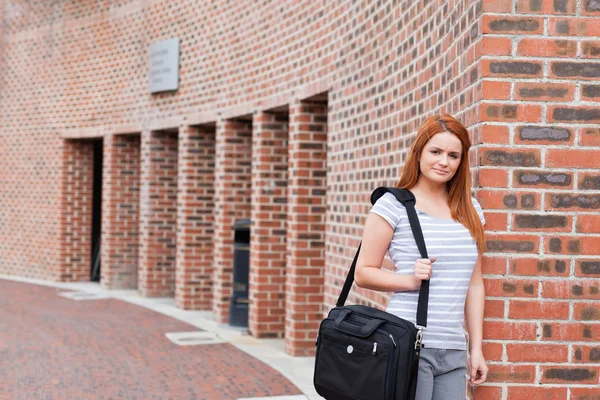Leende student poserar med en påse — Stockfoto