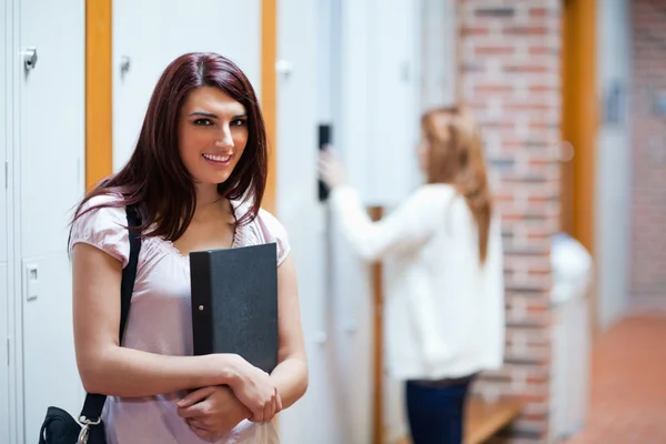 Студентка, стоящая со своей папкой — стоковое фото