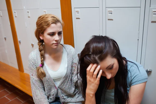 Student comforting her friend — Stock Photo, Image