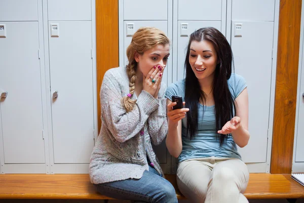 Überraschte Studentin zeigt ihrer Freundin eine SMS — Stockfoto