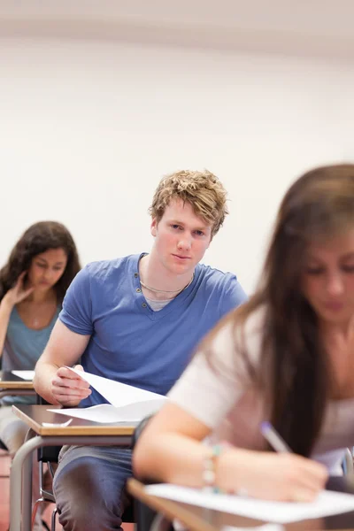 Retrato de jovens estudantes fazendo um teste — Fotografia de Stock