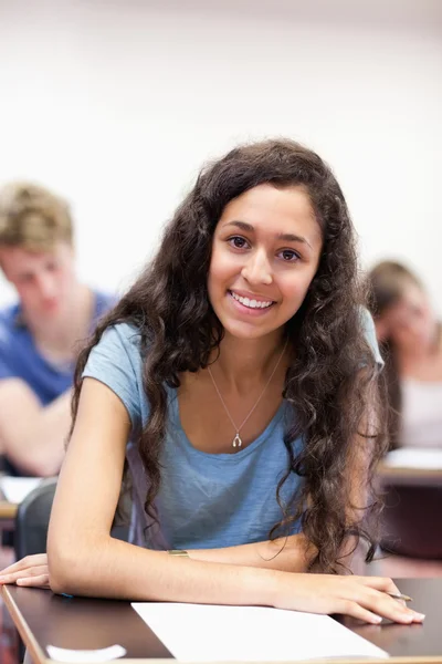 Porträt einer glücklichen Studentin, die an einer Aufgabe arbeitet — Stockfoto