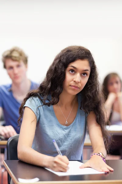 Porträt eines konzentrierten Schülers, der Notizen macht — Stockfoto