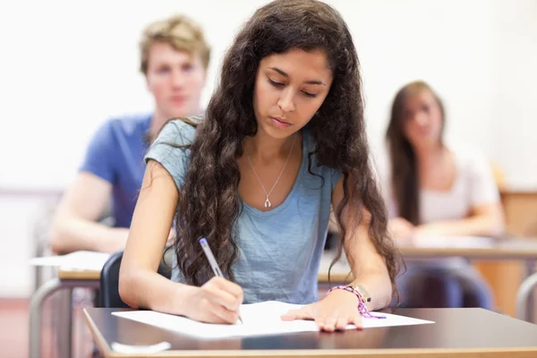 Estudantes tomando notas enquanto seus colegas estão ouvindo — Fotografia de Stock