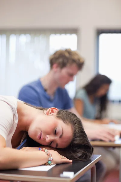 Портрет уставшего студента, спящего — стоковое фото