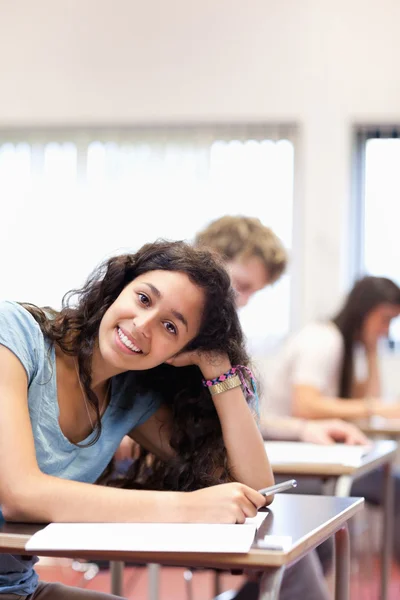 Retrato de un joven estudiante sonriente posando — Foto de Stock