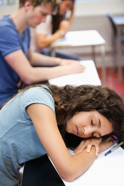 Ritratto di una studentessa che dorme sulla scrivania — Foto Stock