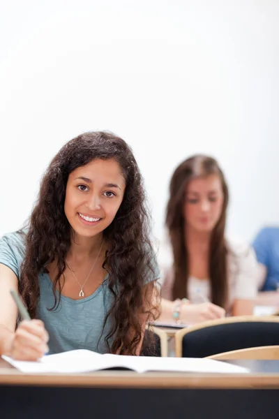 Portret uśmiechający się młodych studentów siedzi — Zdjęcie stockowe