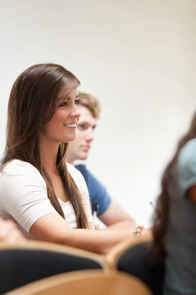 Portret siedzący student uśmiechający się — Zdjęcie stockowe