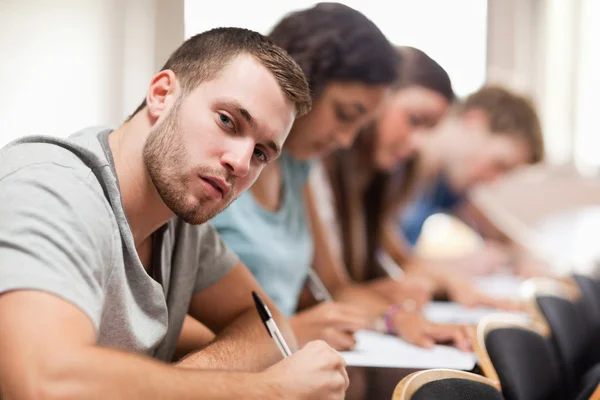 Studenten sitzen für eine Prüfung — Stockfoto