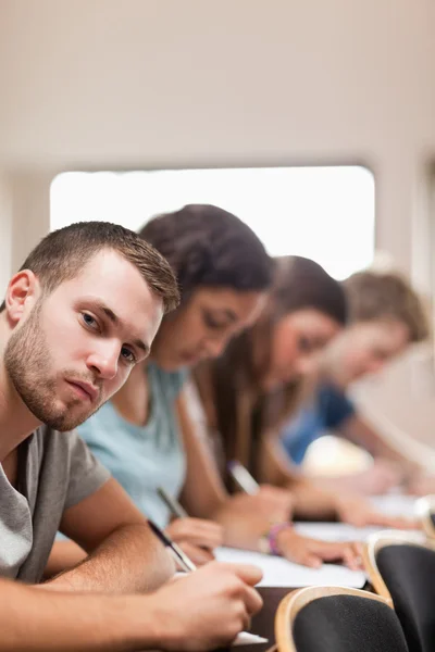 Retrato de estudantes fazendo um exame — Fotografia de Stock