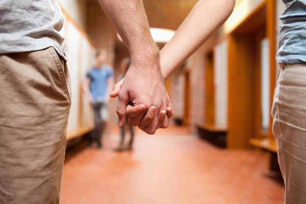 Pár se drží za ruce — Stock fotografie