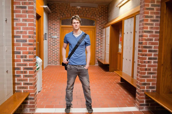 Student poserar stående — Stockfoto