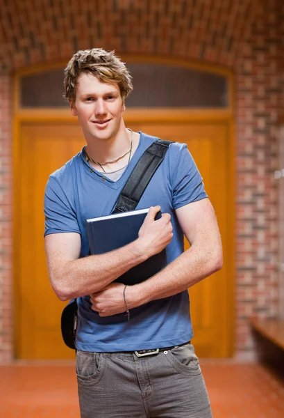 Portrét pohledný studenta drží knihu — Stock fotografie