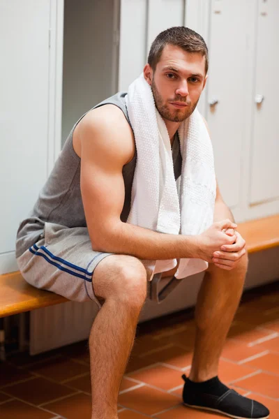 Портрет спортивного студента, сидящего на скамейке — стоковое фото