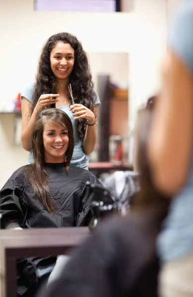 Porträt einer Frau, die einen Haarschnitt macht — Stockfoto