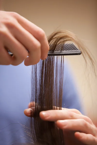 Κοντινό πλάνο ενός χεριού χτενίζει τα μαλλιά — Φωτογραφία Αρχείου