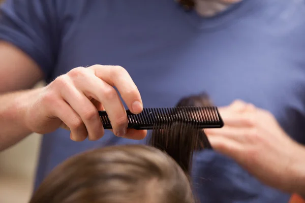 Hand combing hair — Stock Photo, Image