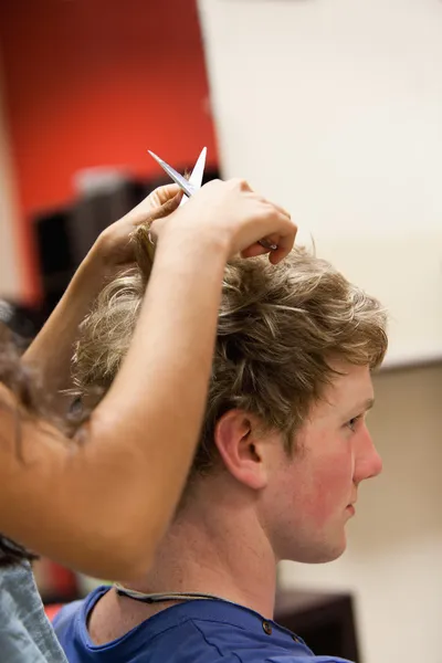 Retrato de um homem cortando o cabelo — Fotografia de Stock