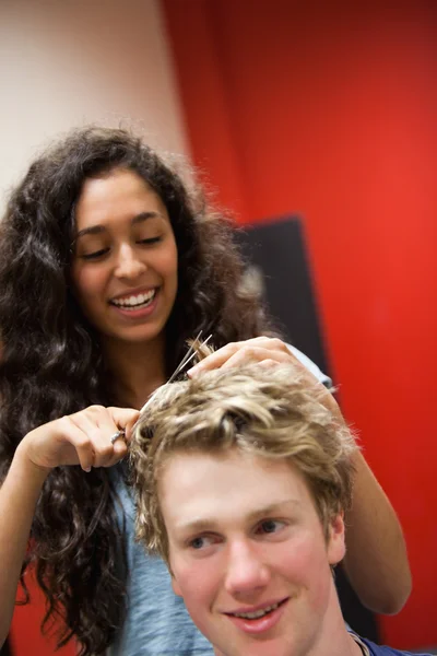 Retrato de um cabeleireiro feminino corte de cabelo — Fotografia de Stock