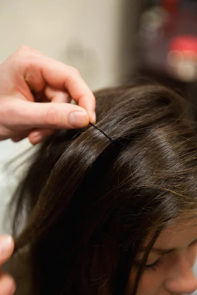 Bir saç tokası koyarak Kuaför portresi — Stok fotoğraf