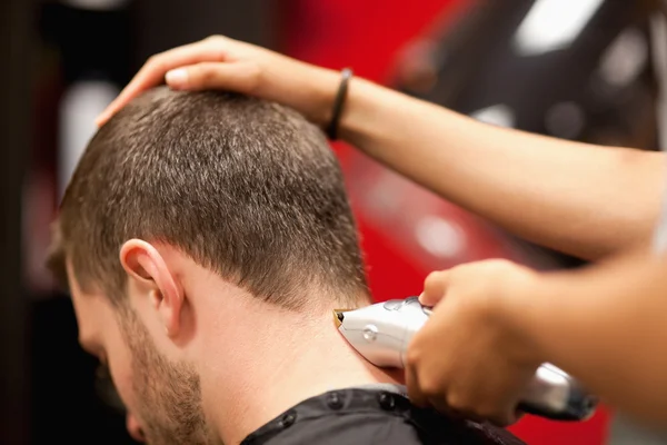 Close up de um estudante do sexo masculino tendo um corte de cabelo — Fotografia de Stock