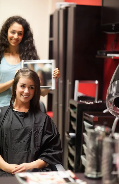 Portret salon fryzjerski pokazano jej klientowi jej nowy haircu — Zdjęcie stockowe